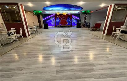 Konaklar Mahallesi’nde bulunan düğün ve organizasyon salonumuz 1.750 m² net kullanım alanına sahiptir. 6 metre tavan yüksekliği sayesinde ferah ve görkemli bir ambiyans sunmaktadır.