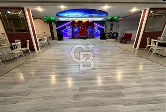 Konaklar Mahallesi’nde bulunan düğün ve organizasyon salonumuz 1.750 m² net kullanım alanına sahiptir. 6 metre tavan yüksekliği sayesinde ferah ve görkemli bir ambiyans sunmaktadır. - 7 - 345744