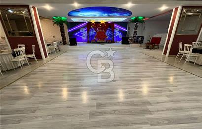 Konaklar Mahallesi’nde bulunan düğün ve organizasyon salonumuz 1.750 m² net kullanım alanına sahiptir. 6 metre tavan yüksekliği sayesinde ferah ve görkemli bir ambiyans sunmaktadır.