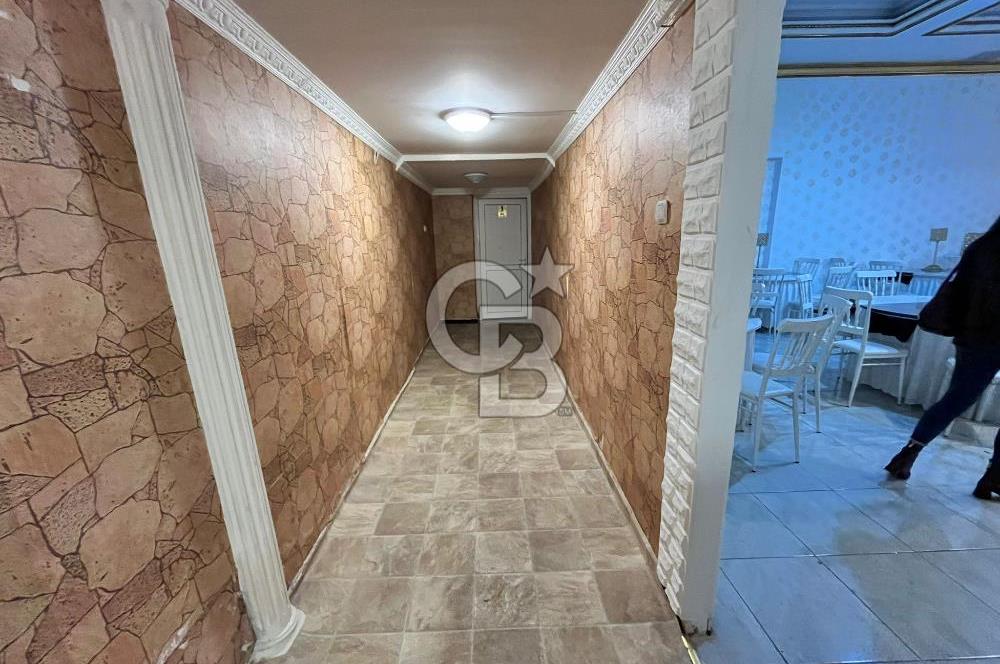 Konaklar Mahallesi’nde bulunan düğün ve organizasyon salonumuz 1.750 m² net kullanım alanına sahiptir. 6 metre tavan yüksekliği sayesinde ferah ve görkemli bir ambiyans sunmaktadır.