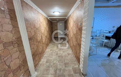 Konaklar Mahallesi’nde bulunan düğün ve organizasyon salonumuz 1.750 m² net kullanım alanına sahiptir. 6 metre tavan yüksekliği sayesinde ferah ve görkemli bir ambiyans sunmaktadır.