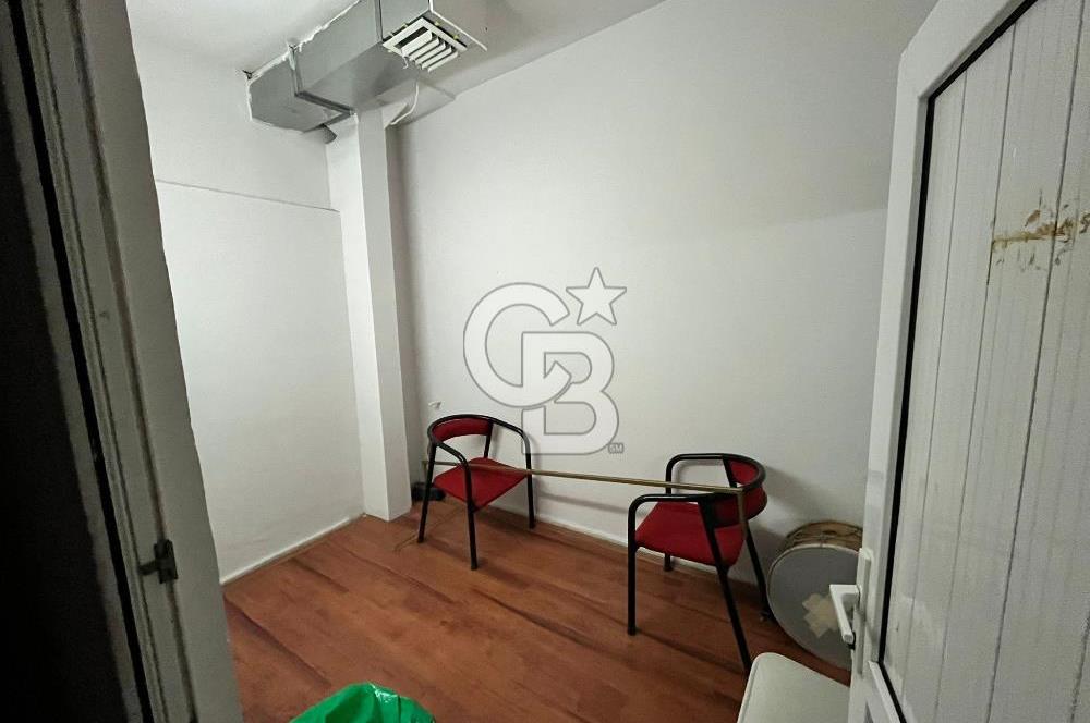 Konaklar Mahallesi’nde bulunan düğün ve organizasyon salonumuz 1.750 m² net kullanım alanına sahiptir. 6 metre tavan yüksekliği sayesinde ferah ve görkemli bir ambiyans sunmaktadır.