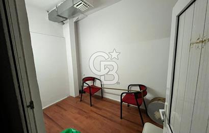 Konaklar Mahallesi’nde bulunan düğün ve organizasyon salonumuz 1.750 m² net kullanım alanına sahiptir. 6 metre tavan yüksekliği sayesinde ferah ve görkemli bir ambiyans sunmaktadır.