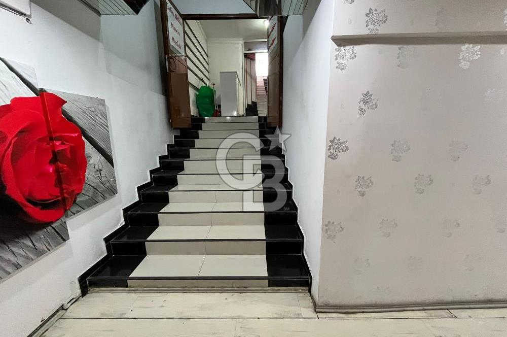 Konaklar Mahallesi’nde bulunan düğün ve organizasyon salonumuz 1.750 m² net kullanım alanına sahiptir. 6 metre tavan yüksekliği sayesinde ferah ve görkemli bir ambiyans sunmaktadır.