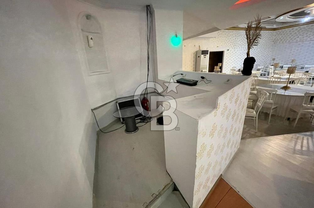 Konaklar Mahallesi’nde bulunan düğün ve organizasyon salonumuz 1.750 m² net kullanım alanına sahiptir. 6 metre tavan yüksekliği sayesinde ferah ve görkemli bir ambiyans sunmaktadır.