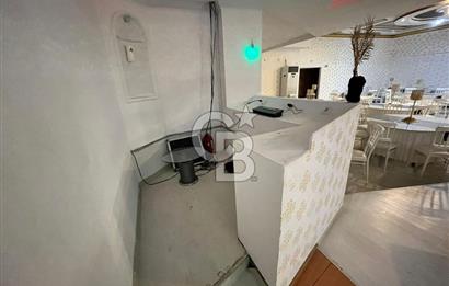 Konaklar Mahallesi’nde bulunan düğün ve organizasyon salonumuz 1.750 m² net kullanım alanına sahiptir. 6 metre tavan yüksekliği sayesinde ferah ve görkemli bir ambiyans sunmaktadır.