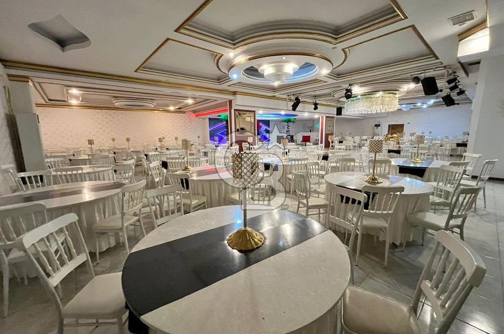 Konaklar Mahallesi’nde bulunan düğün ve organizasyon salonumuz 1.750 m² net kullanım alanına sahiptir. 6 metre tavan yüksekliği sayesinde ferah ve görkemli bir ambiyans sunmaktadır.
