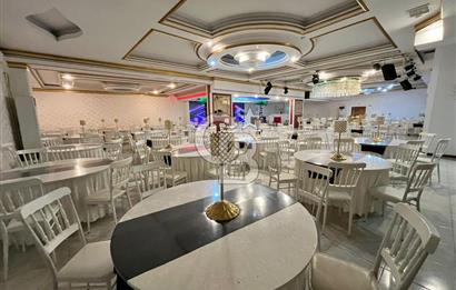 Konaklar Mahallesi’nde bulunan düğün ve organizasyon salonumuz 1.750 m² net kullanım alanına sahiptir. 6 metre tavan yüksekliği sayesinde ferah ve görkemli bir ambiyans sunmaktadır.