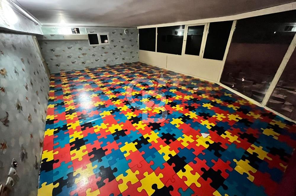 Konaklar Mahallesi’nde bulunan düğün ve organizasyon salonumuz 1.750 m² net kullanım alanına sahiptir. 6 metre tavan yüksekliği sayesinde ferah ve görkemli bir ambiyans sunmaktadır.