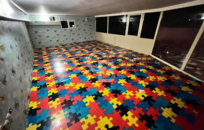 Konaklar Mahallesi’nde bulunan düğün ve organizasyon salonumuz 1.750 m² net kullanım alanına sahiptir. 6 metre tavan yüksekliği sayesinde ferah ve görkemli bir ambiyans sunmaktadır.