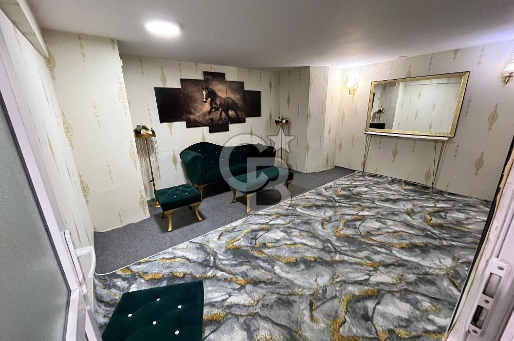 Konaklar Mahallesi’nde bulunan düğün ve organizasyon salonumuz 1.750 m² net kullanım alanına sahiptir. 6 metre tavan yüksekliği sayesinde ferah ve görkemli bir ambiyans sunmaktadır.