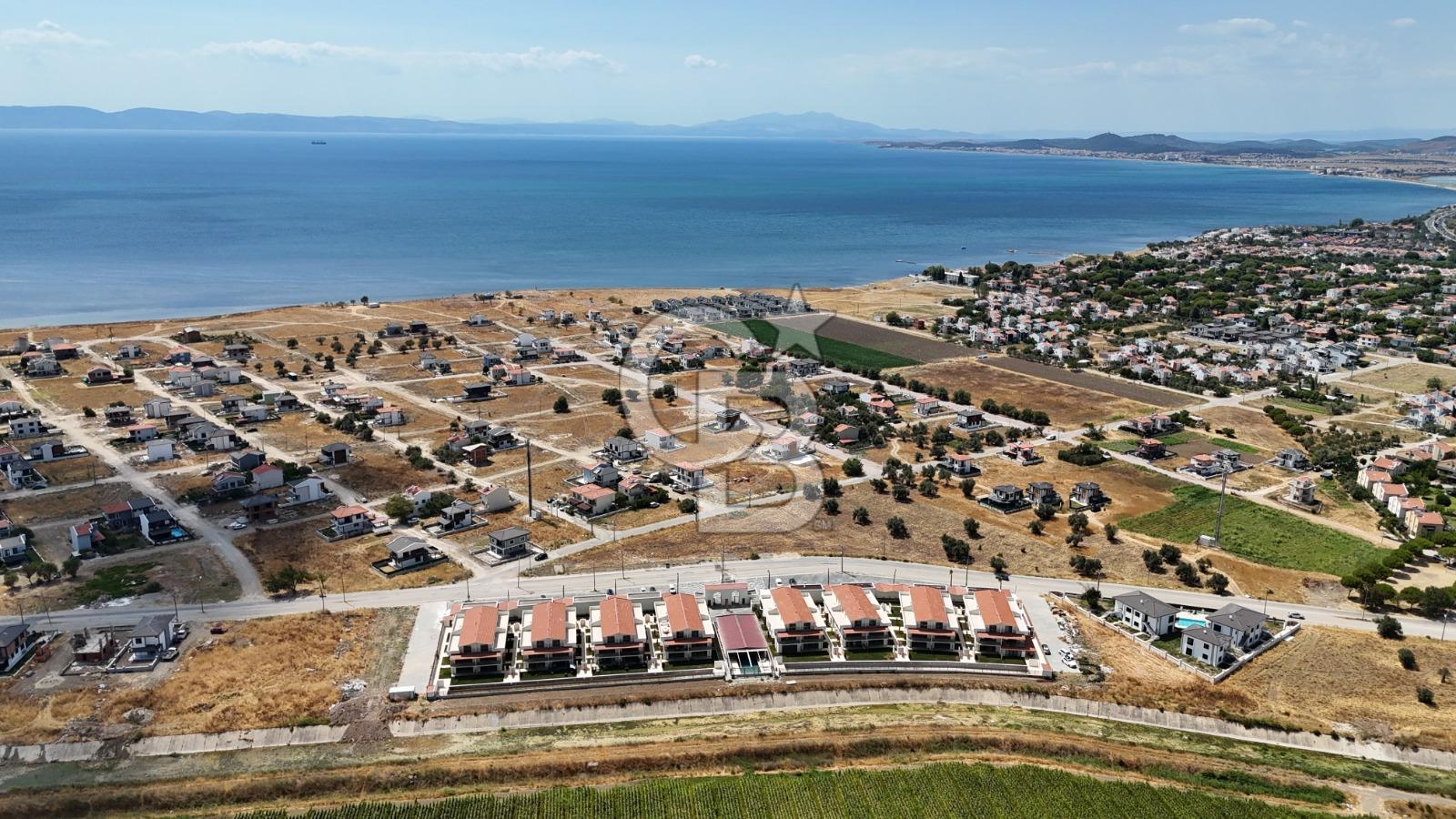 Ayvalık Altınova Sayfiye Sitesi İçerisinde Havuzlu Geniş 2+1 Daire