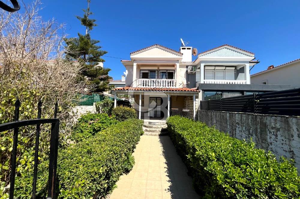 ALAÇATI'NIN NEZİH & SEÇKİN LOKASYONUNDA BAHÇELİ 3+1 VİLLA