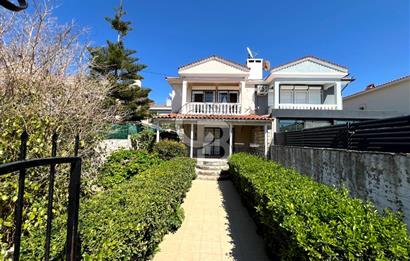 ALAÇATI'NIN NEZİH & SEÇKİN LOKASYONUNDA BAHÇELİ 3+1 VİLLA