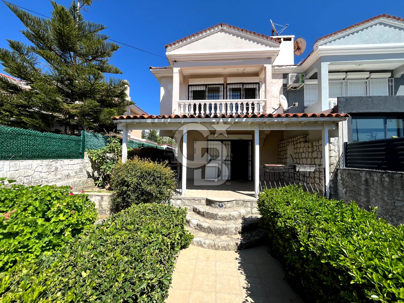 ALAÇATI'NIN NEZİH & SEÇKİN LOKASYONUNDA BAHÇELİ 3+1 VİLLA