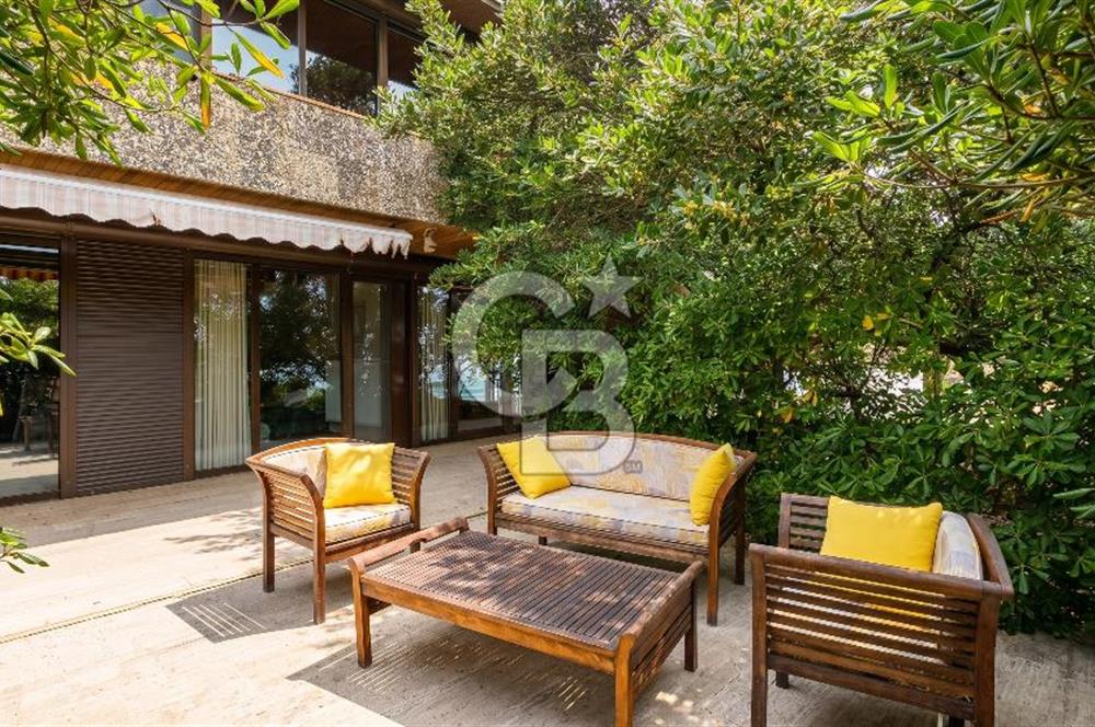 Sarıyer, Kısırkayada Güvenlikli Sitede Denize Sıfır Villa
