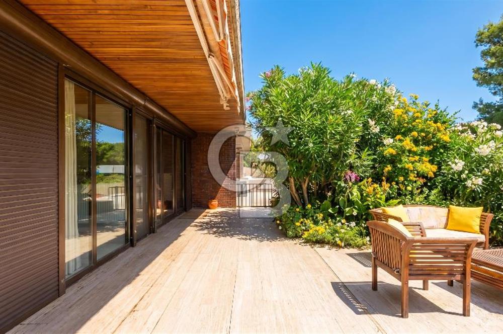 Sarıyer, Kısırkayada Güvenlikli Sitede Denize Sıfır Villa