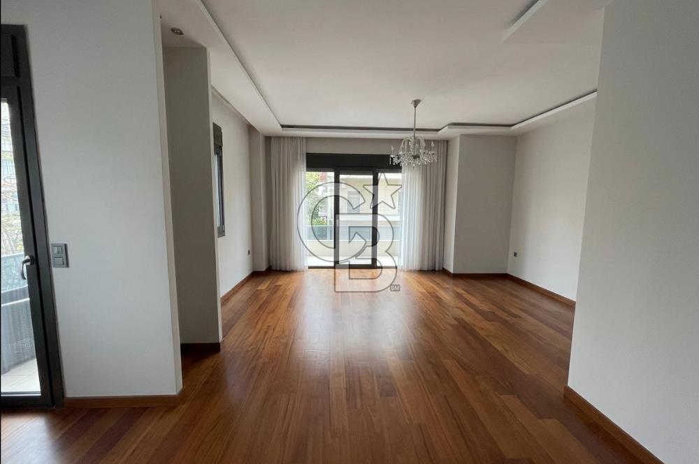 Suadiye Sahilde Havuzlu Binada SATILIK 3+1