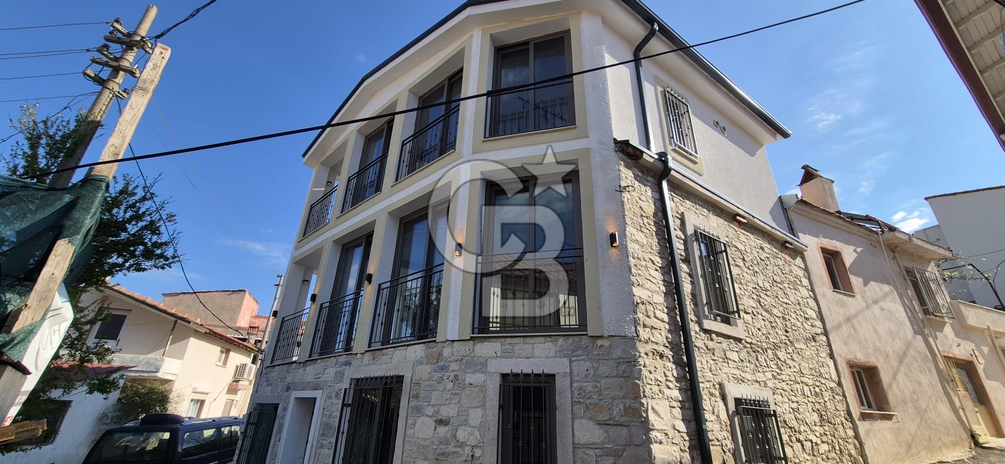 Urla Merkez de Kiralık Lüks Sıfır Tripleks Villa