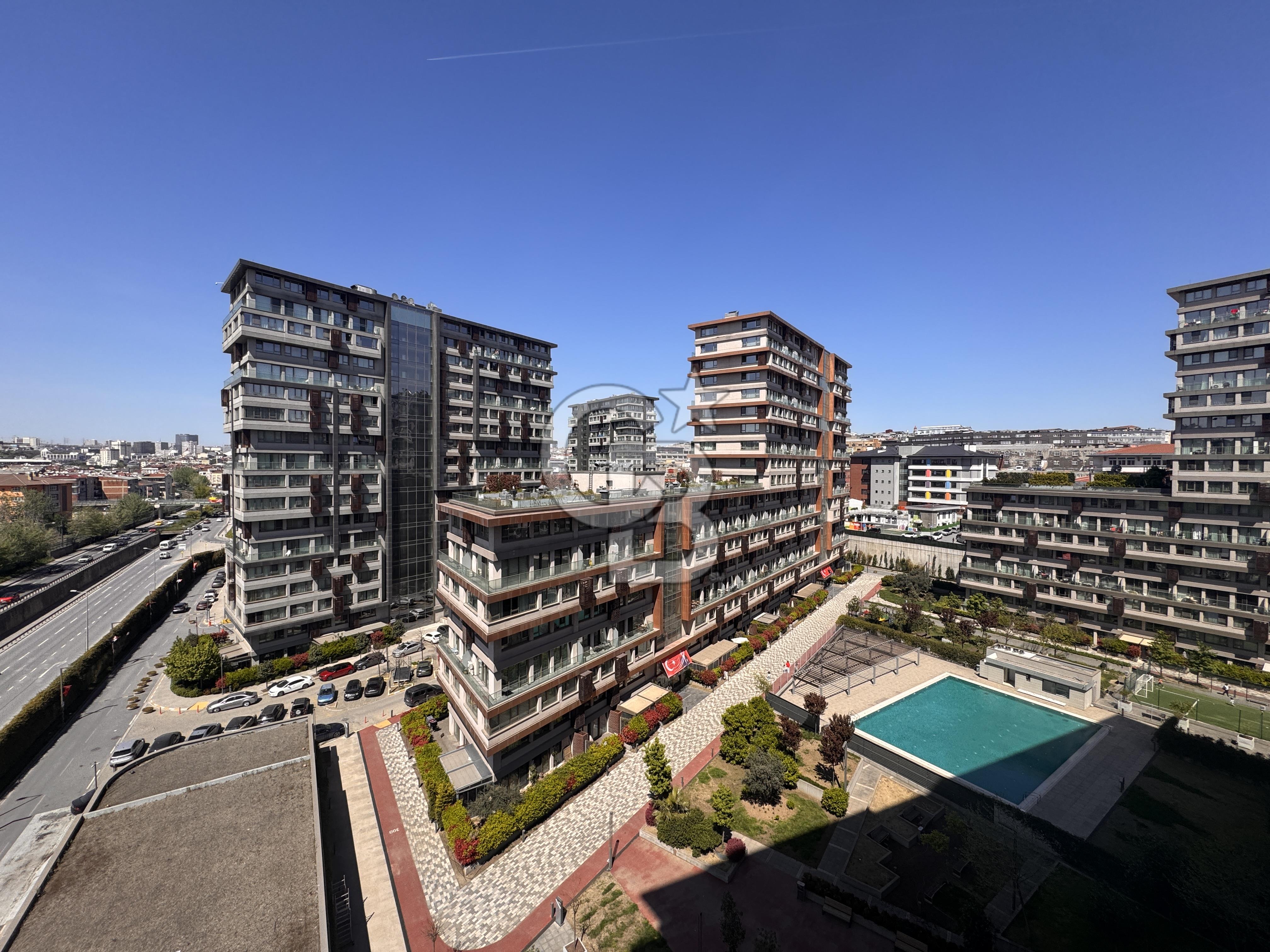 Topkapı İnistanbul Sitesinde Havuz Cepheli 2+1 Kiralık Daire