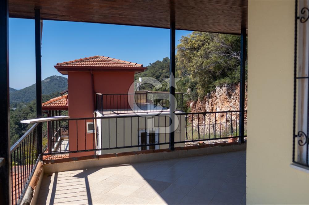 Sarıgerme'de Deniz Manzaralı Kiralık 3+1 Bahçe Tripleksi
