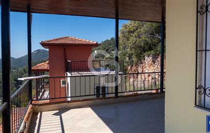 Sarıgerme'de Deniz Manzaralı Kiralık 3+1 Bahçe Tripleksi