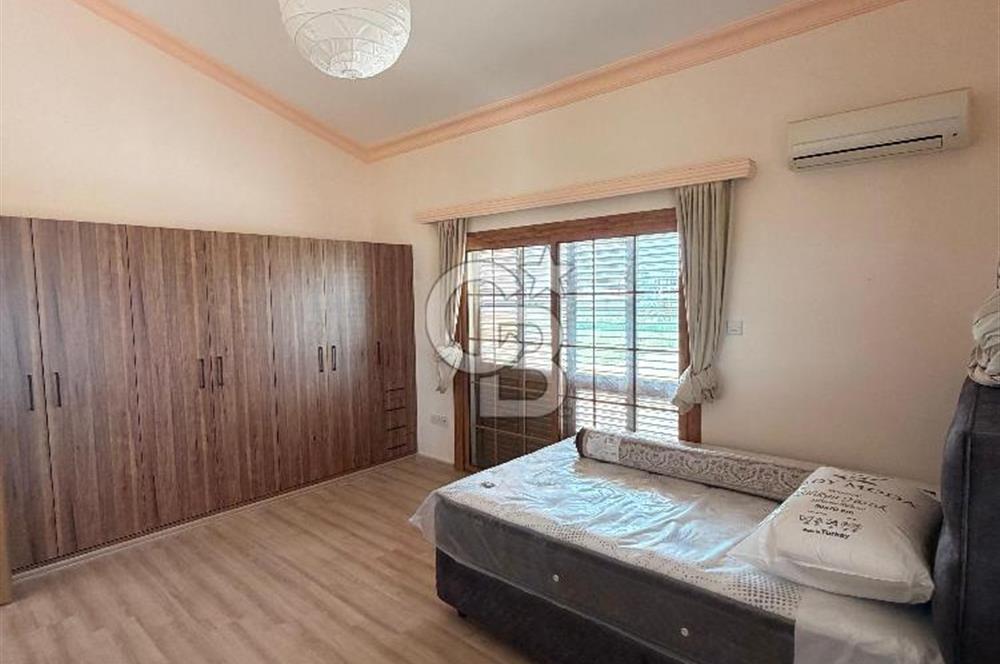 İskele Bahçeler Bölgesinde Satılık Havuzlu Villa !!!