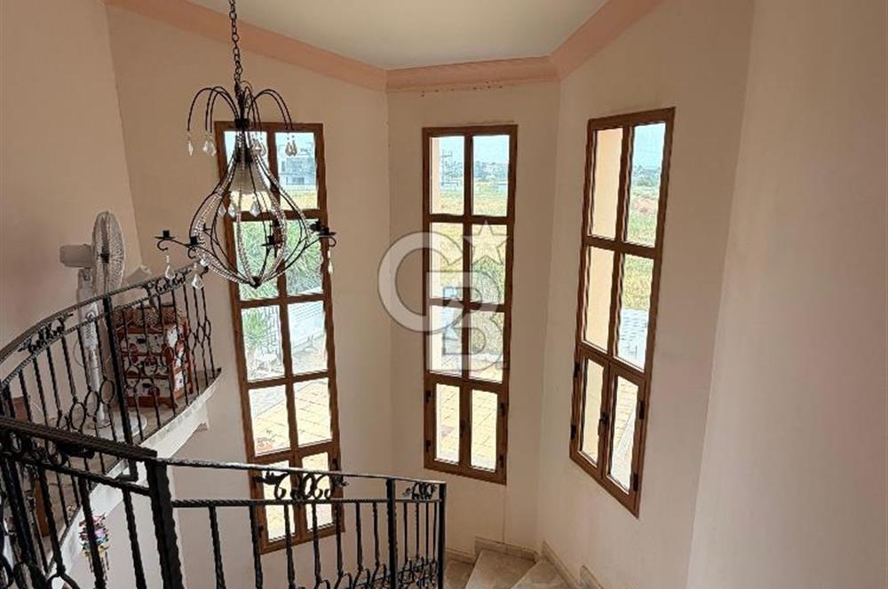 İskele Bahçeler Bölgesinde Satılık Havuzlu Villa !!!