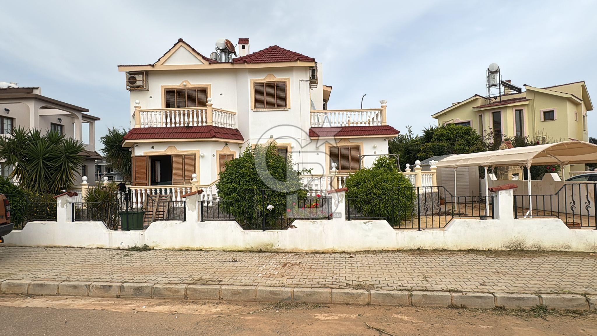 İskele Bahçeler Bölgesinde Satılık Havuzlu Villa !!!