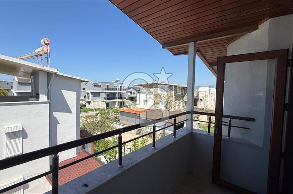 Sahile Yürüyüş Mesafesinde Bahçe İçinde Tripleks Köşe Villa