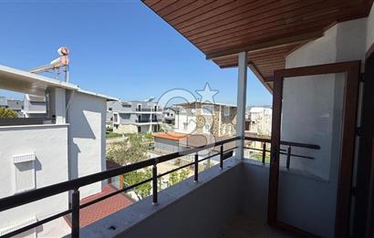 Sahile Yürüyüş Mesafesinde Bahçe İçinde Tripleks Köşe Villa