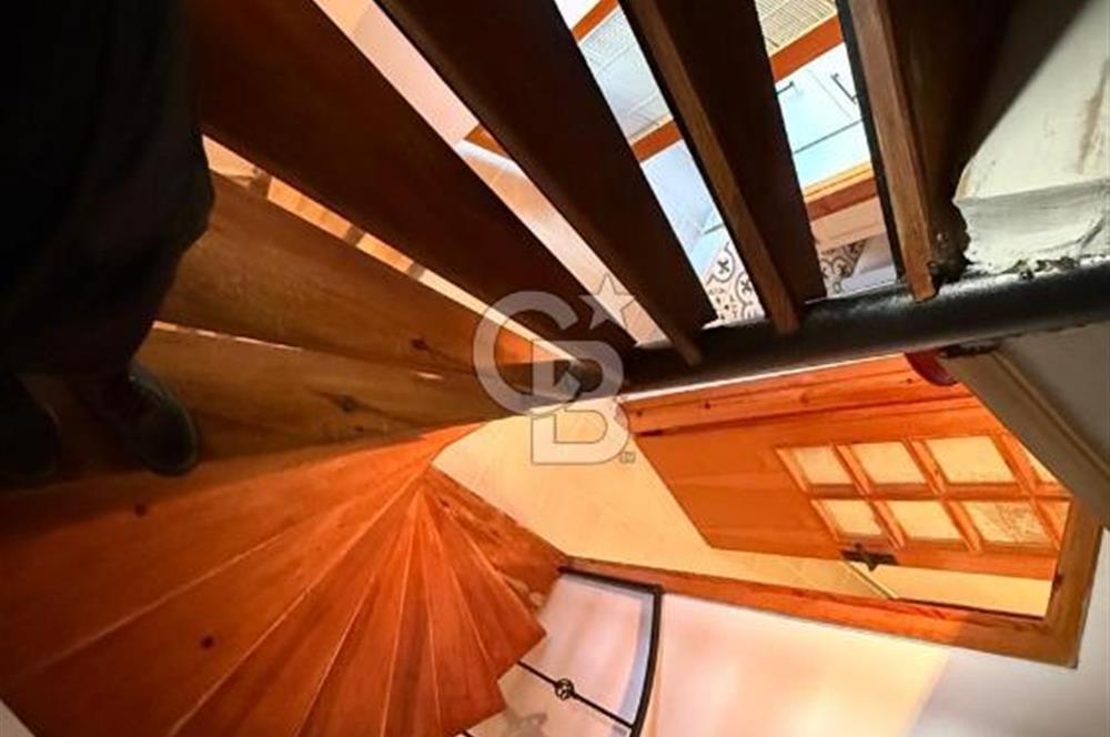 Sahile Yürüyüş Mesafesinde Bahçe İçinde Tripleks Köşe Villa