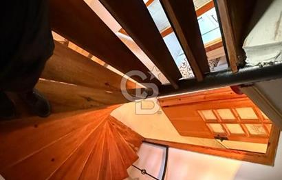 Sahile Yürüyüş Mesafesinde Bahçe İçinde Tripleks Köşe Villa