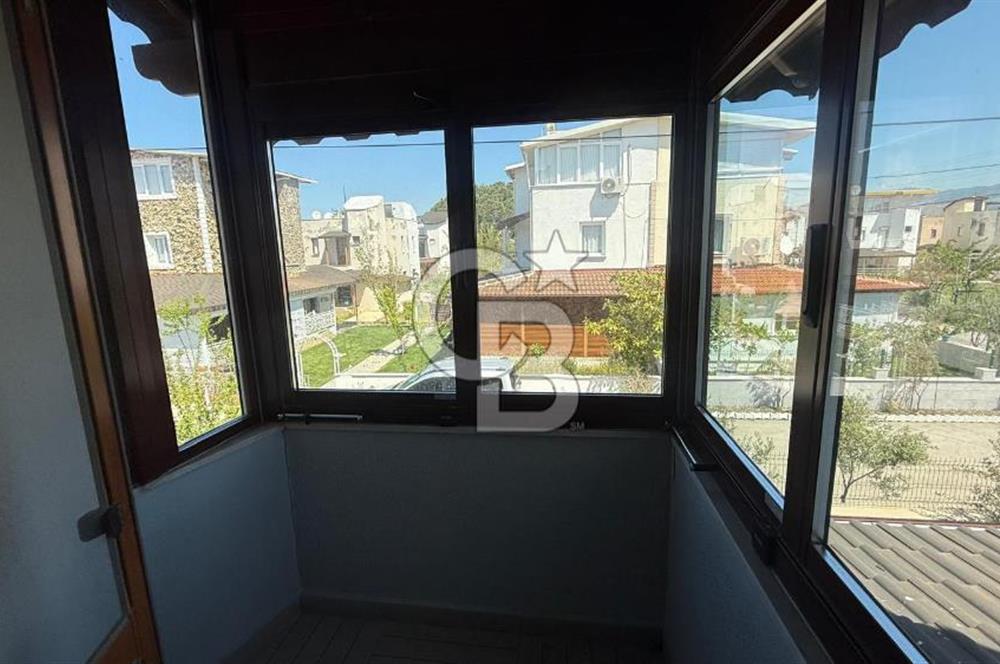 Sahile Yürüyüş Mesafesinde Bahçe İçinde Tripleks Köşe Villa