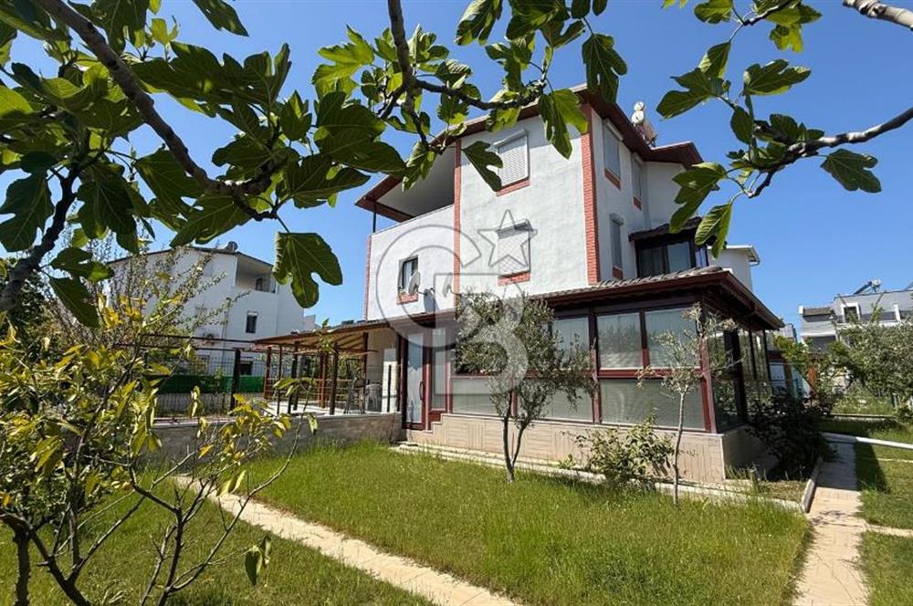 Sahile Yürüyüş Mesafesinde Bahçe İçinde Tripleks Köşe Villa