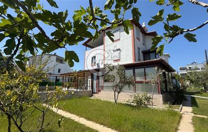 Sahile Yürüyüş Mesafesinde Bahçe İçinde Tripleks Köşe Villa