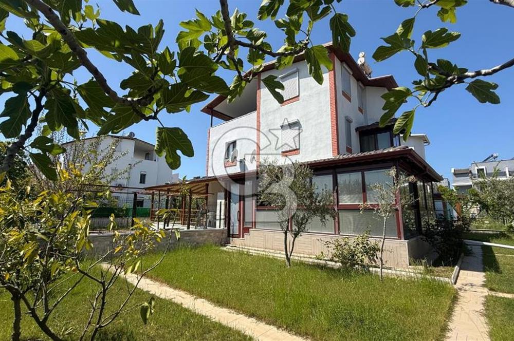 Sahile Yürüyüş Mesafesinde Bahçe İçinde Tripleks Köşe Villa
