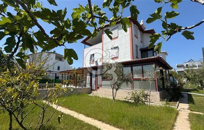 Sahile Yürüyüş Mesafesinde Bahçe İçinde Tripleks Köşe Villa
