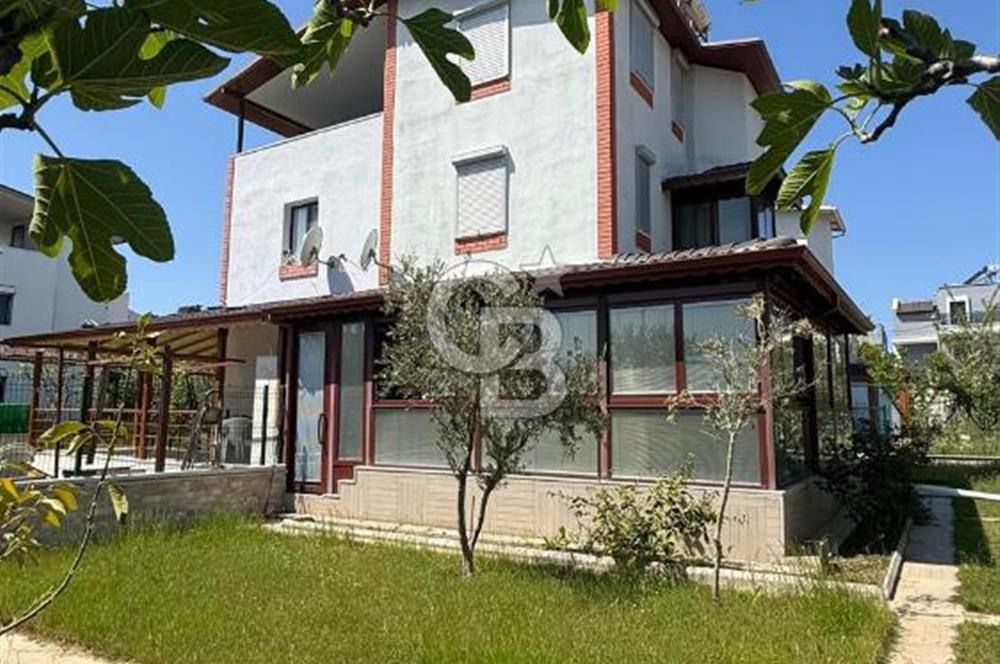 Sahile Yürüyüş Mesafesinde Bahçe İçinde Tripleks Köşe Villa