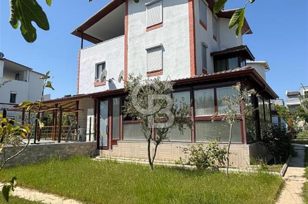 Sahile Yürüyüş Mesafesinde Bahçe İçinde Tripleks Köşe Villa