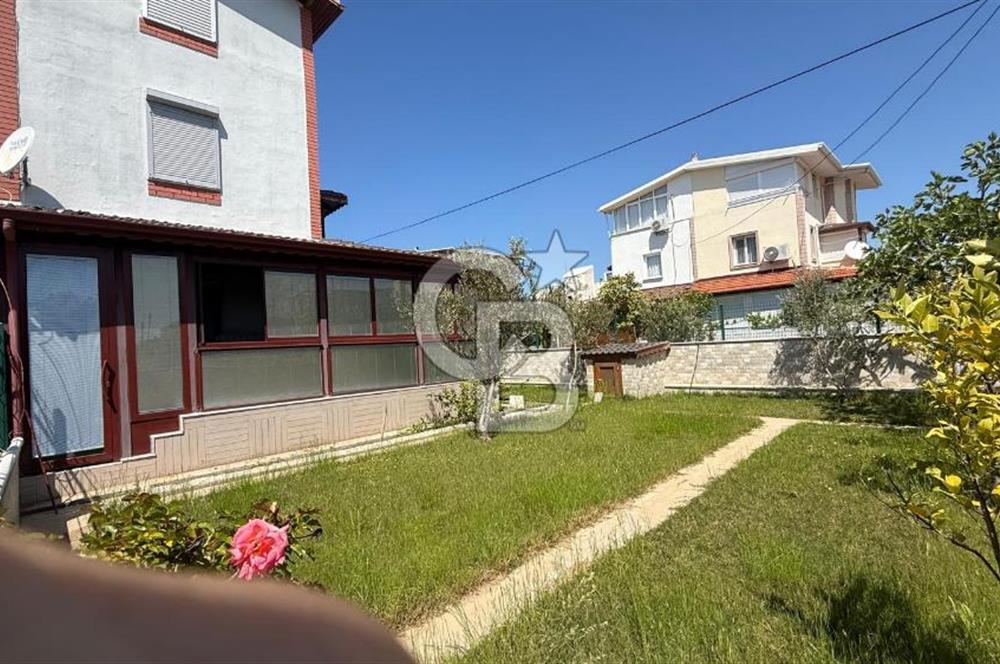 Sahile Yürüyüş Mesafesinde Bahçe İçinde Tripleks Köşe Villa