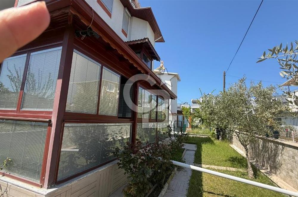 Sahile Yürüyüş Mesafesinde Bahçe İçinde Tripleks Köşe Villa