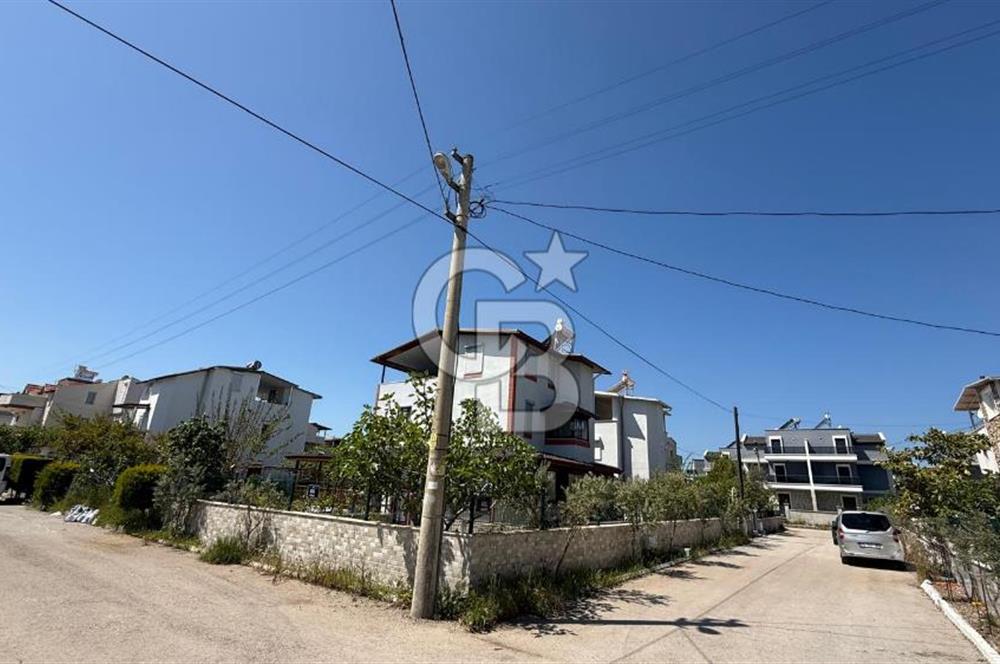 Sahile Yürüyüş Mesafesinde Bahçe İçinde Tripleks Köşe Villa