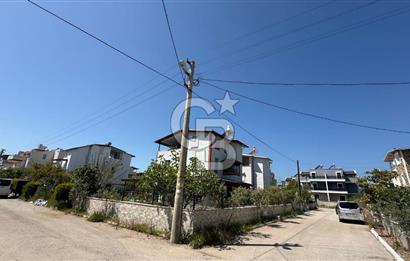 Sahile Yürüyüş Mesafesinde Bahçe İçinde Tripleks Köşe Villa