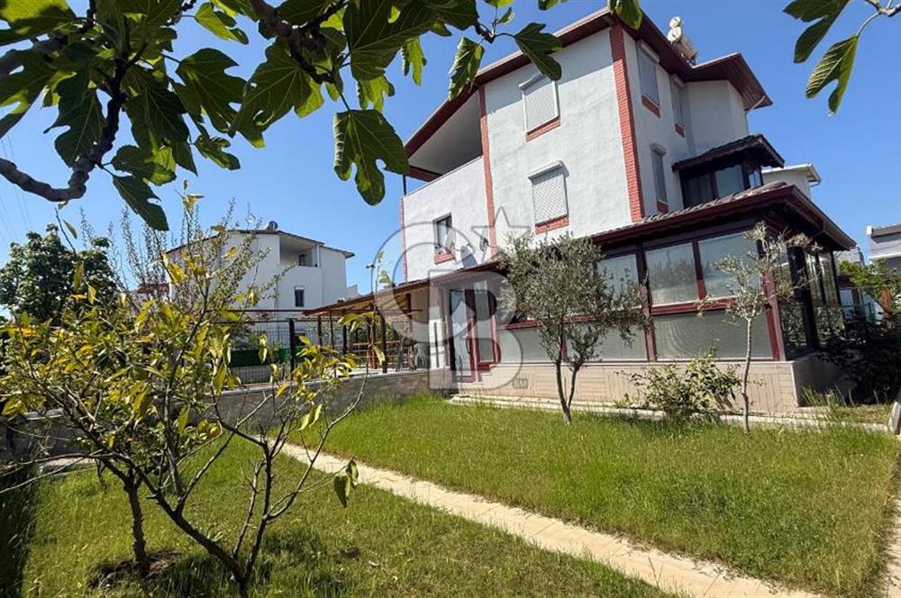Sahile Yürüyüş Mesafesinde Bahçe İçinde Tripleks Köşe Villa