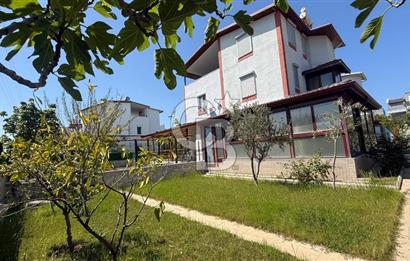 Sahile Yürüyüş Mesafesinde Bahçe İçinde Tripleks Köşe Villa
