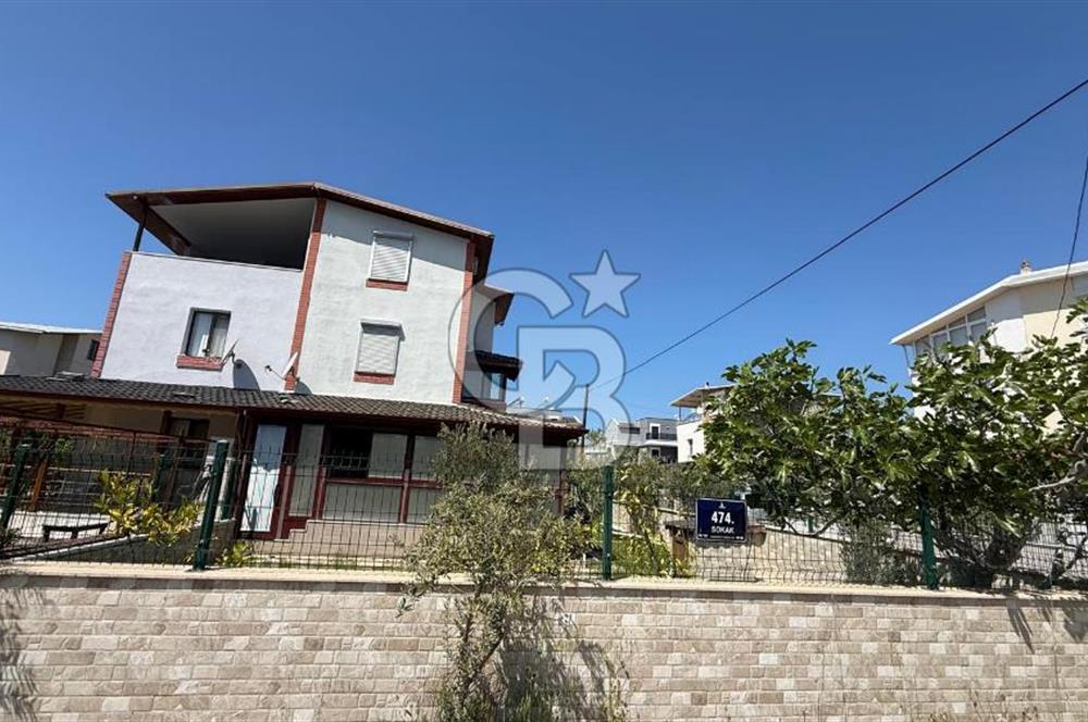 Sahile Yürüyüş Mesafesinde Bahçe İçinde Tripleks Köşe Villa