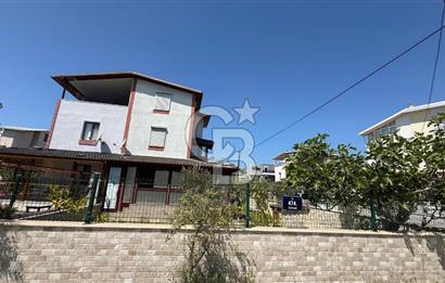 Sahile Yürüyüş Mesafesinde Bahçe İçinde Tripleks Köşe Villa