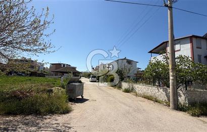 Sahile Yürüyüş Mesafesinde Bahçe İçinde Tripleks Köşe Villa