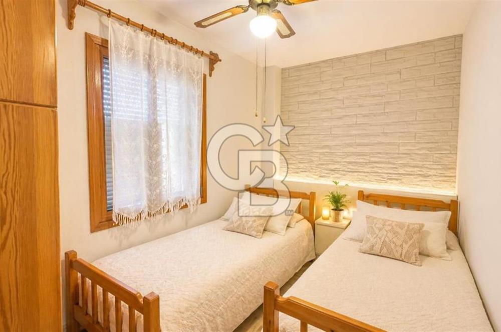 Sahile Yürüyüş Mesafesinde Bahçe İçinde Tripleks Köşe Villa